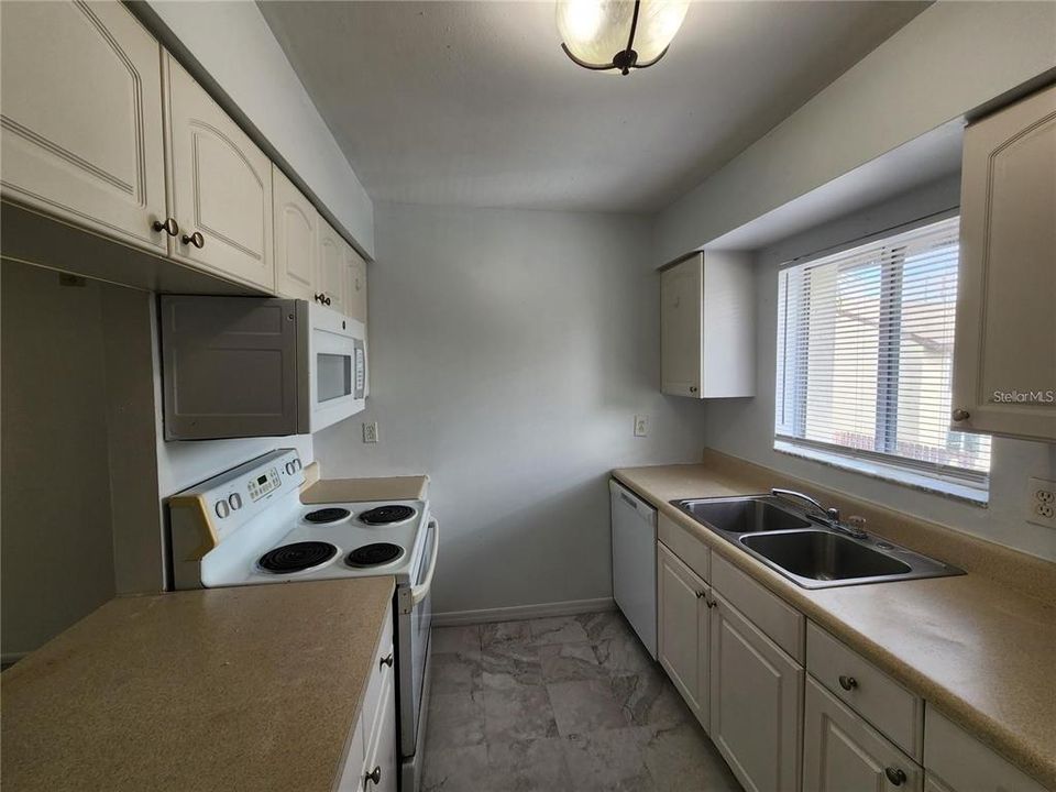 For Rent: $1,700 (2 beds, 1 baths, 912 Square Feet)
