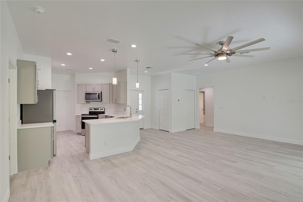 Active With Contract: $412,500 (3 beds, 2 baths, 1460 Square Feet)