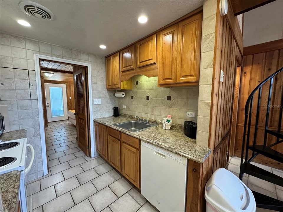 For Sale: $165,000 (2 beds, 2 baths, 944 Square Feet)