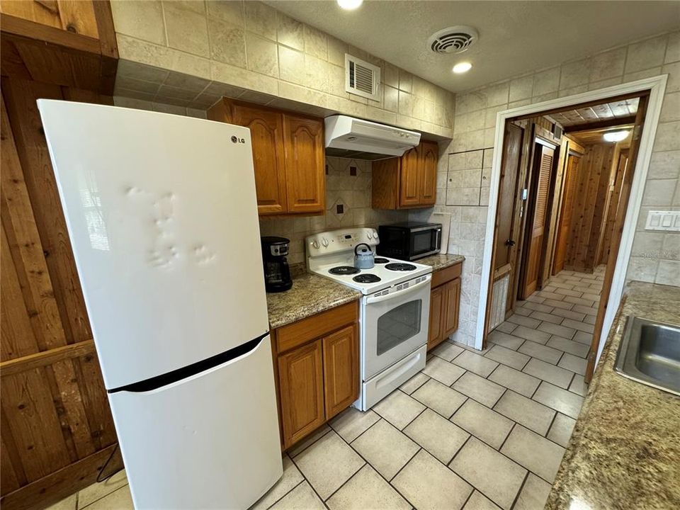 For Sale: $165,000 (2 beds, 2 baths, 944 Square Feet)