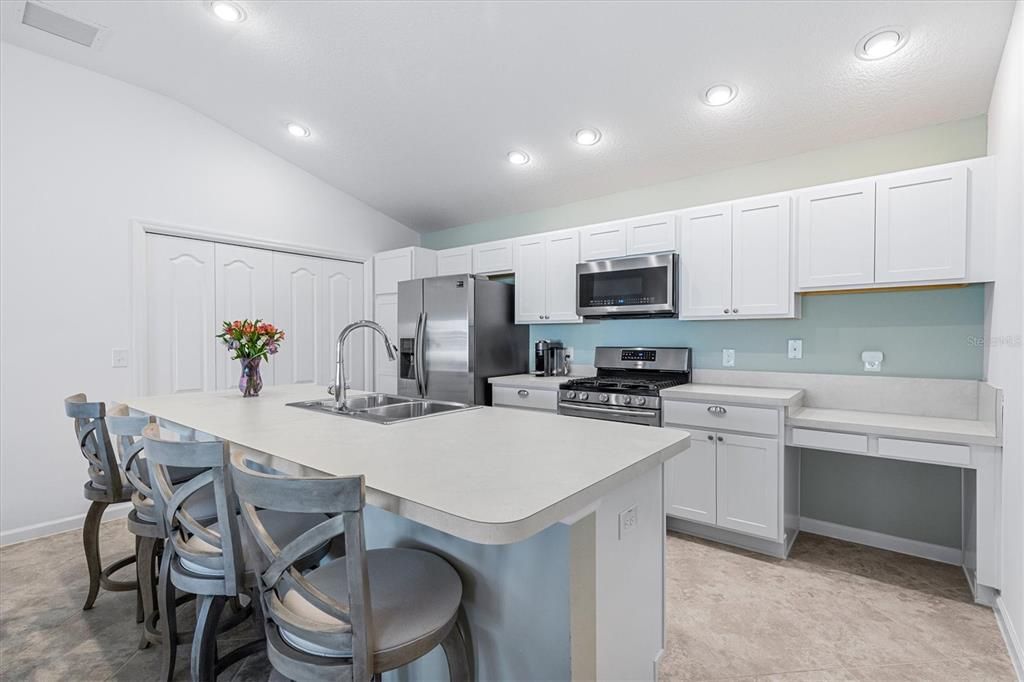 For Sale: $449,900 (2 beds, 2 baths, 1203 Square Feet)