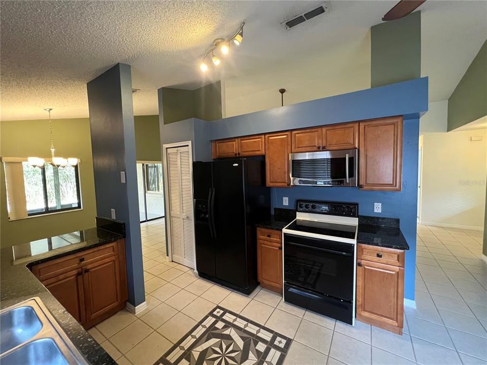 For Rent: $2,500 (3 beds, 2 baths, 1324 Square Feet)