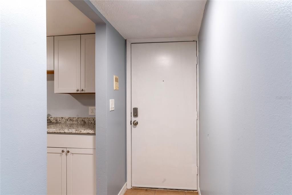 For Rent: $1,250 (1 beds, 1 baths, 806 Square Feet)