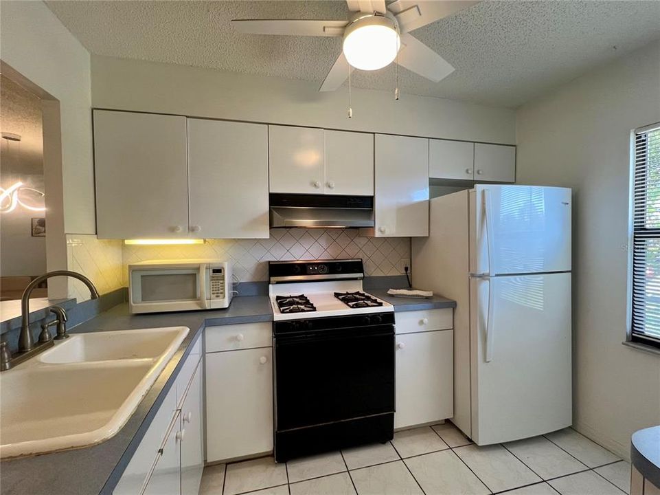 For Sale: $148,000 (2 beds, 1 baths, 812 Square Feet)