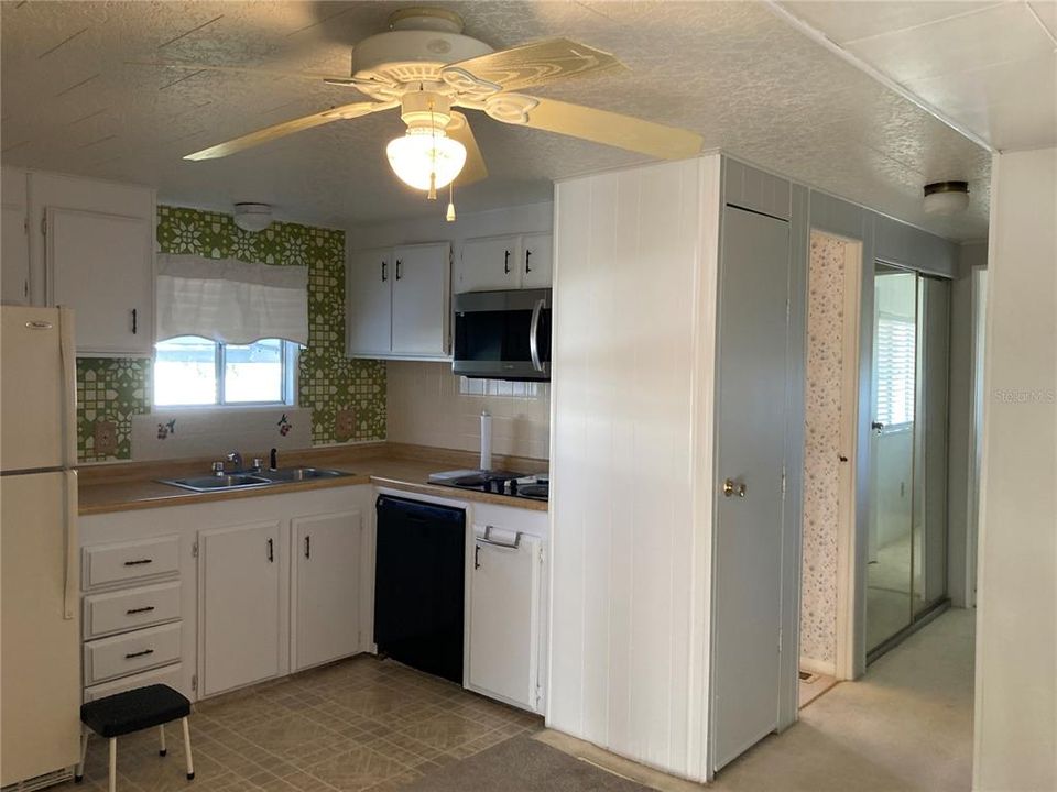 For Sale: $129,999 (2 beds, 2 baths, 720 Square Feet)