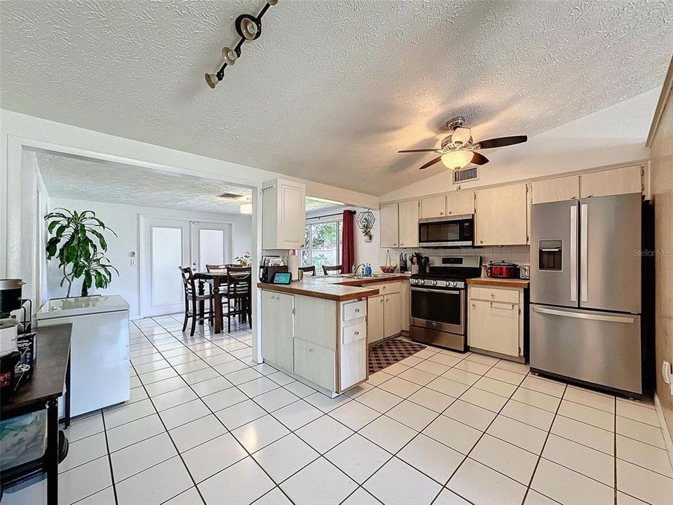 For Sale: $265,000 (4 beds, 2 baths, 1428 Square Feet)