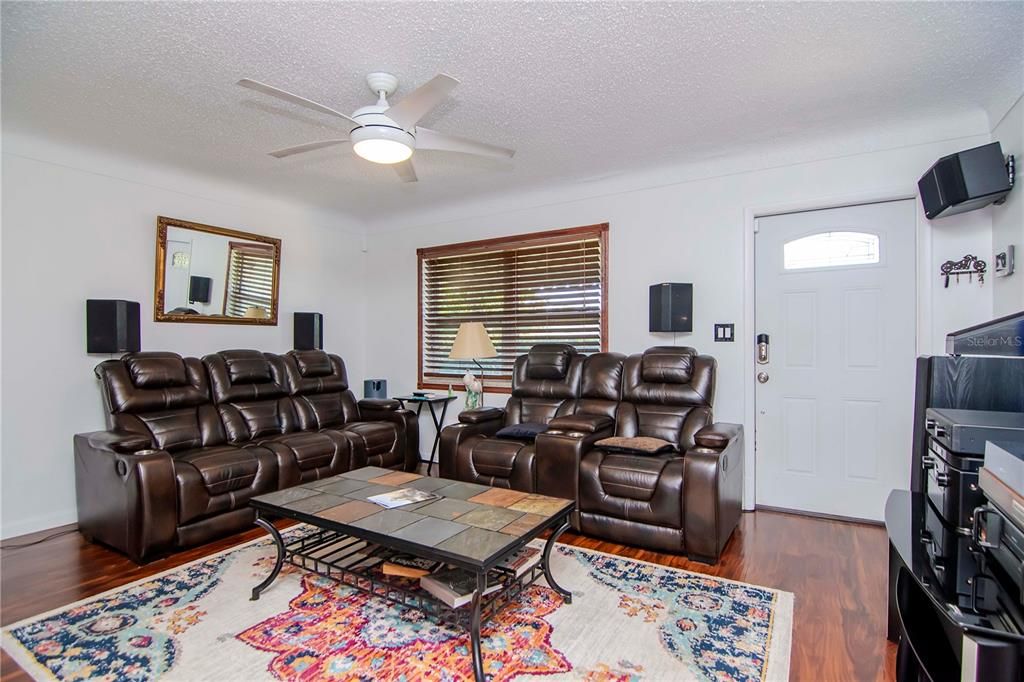 For Sale: $385,000 (2 beds, 1 baths, 1463 Square Feet)