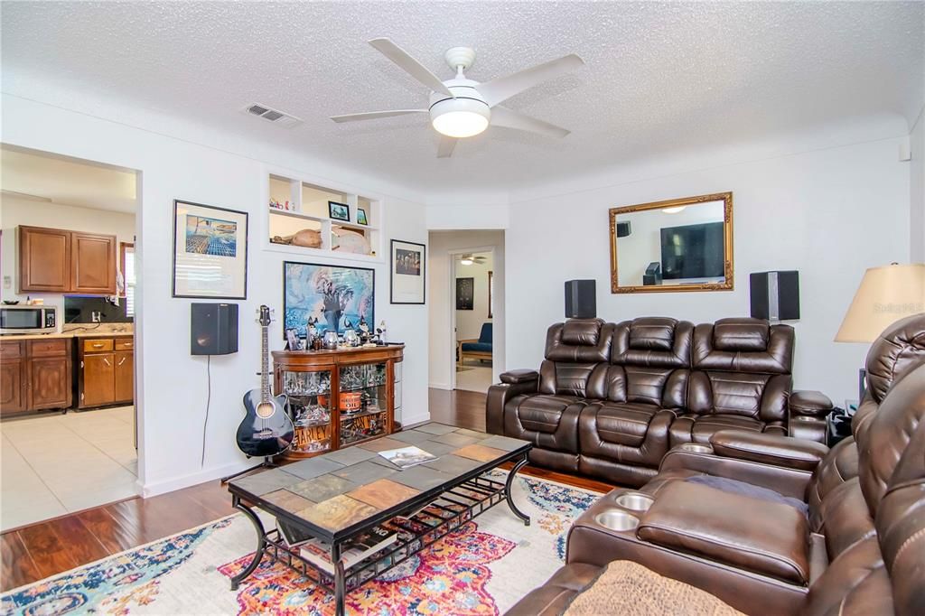 For Sale: $385,000 (2 beds, 1 baths, 1463 Square Feet)