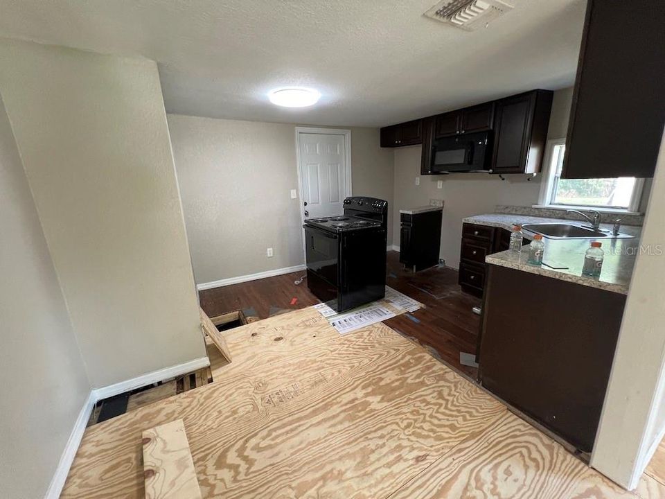 For Sale: $214,900 (2 beds, 1 baths, 956 Square Feet)