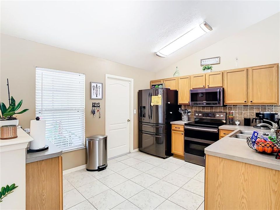 Active With Contract: $365,000 (3 beds, 2 baths, 1600 Square Feet)