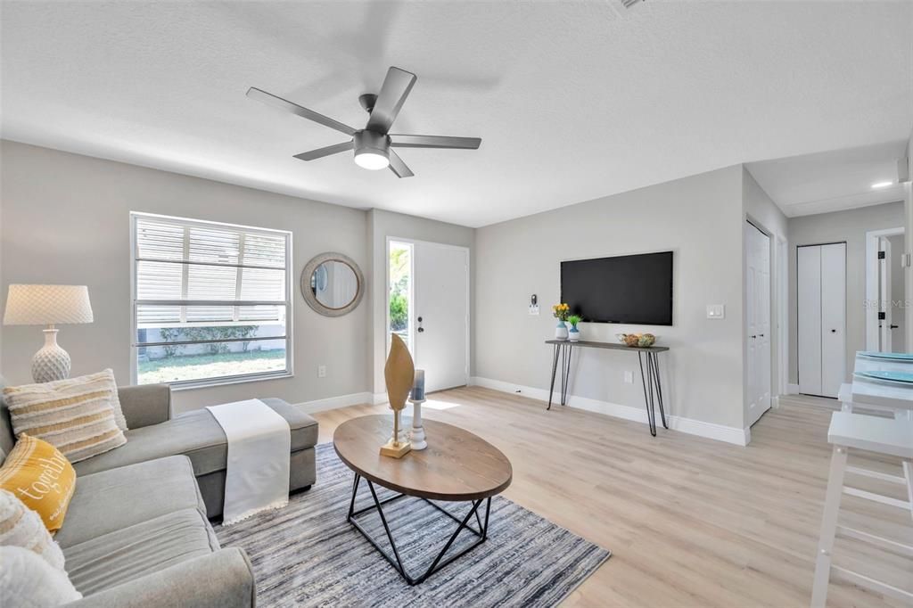For Sale: $285,000 (2 beds, 2 baths, 936 Square Feet)