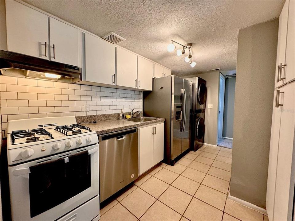 For Sale: $139,999 (2 beds, 2 baths, 992 Square Feet)