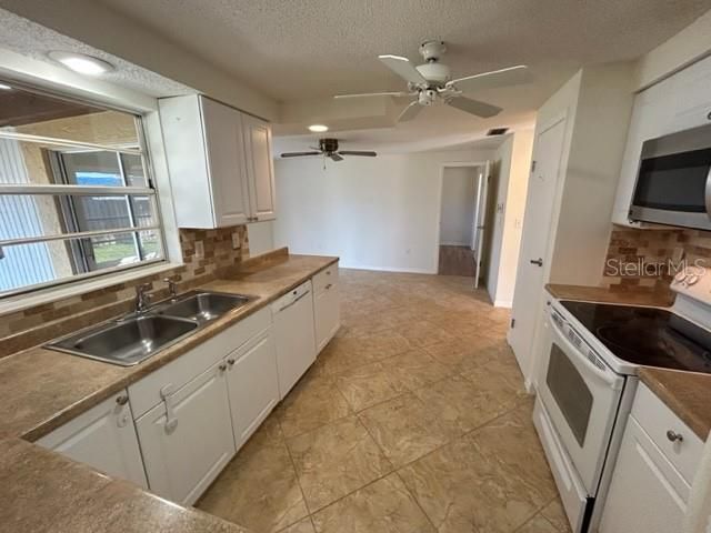 Active With Contract: $2,400 (3 beds, 2 baths, 1477 Square Feet)