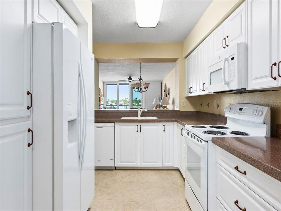 For Sale: $689,900 (2 beds, 2 baths, 1135 Square Feet)