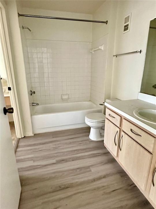 Active With Contract: $1,400 (1 beds, 1 baths, 842 Square Feet)