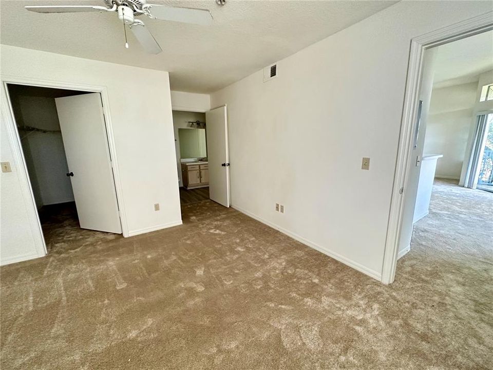 Active With Contract: $1,400 (1 beds, 1 baths, 842 Square Feet)