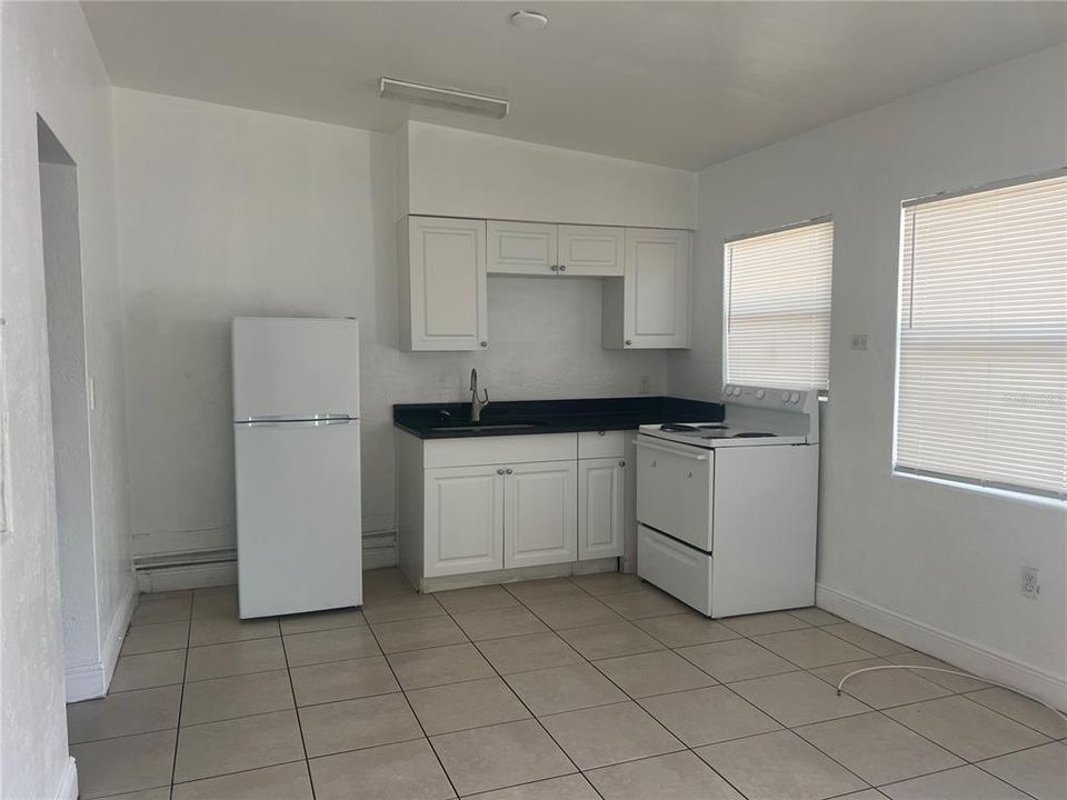 For Rent: $1,100 (1 beds, 1 baths, 912 Square Feet)