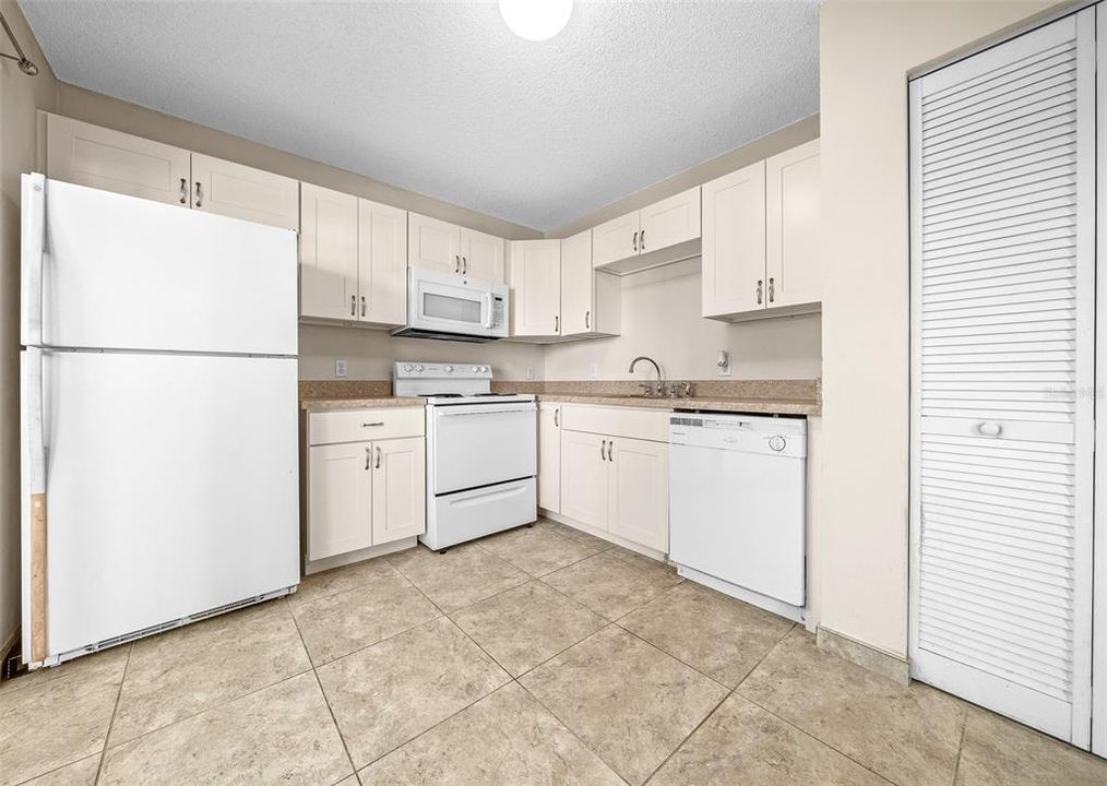 For Sale: $125,000 (2 beds, 2 baths, 832 Square Feet)