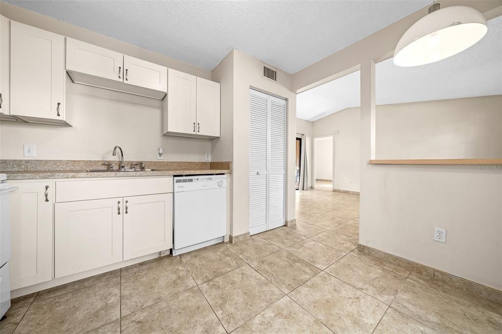 For Sale: $130,000 (2 beds, 2 baths, 832 Square Feet)