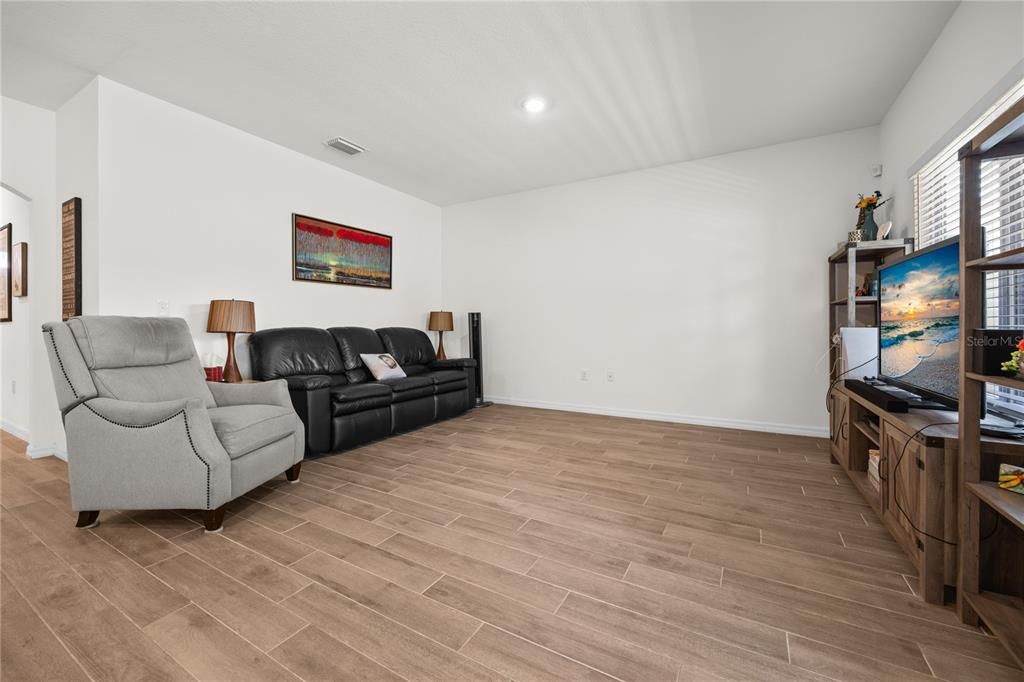 Active With Contract: $367,900 (3 beds, 2 baths, 1688 Square Feet)
