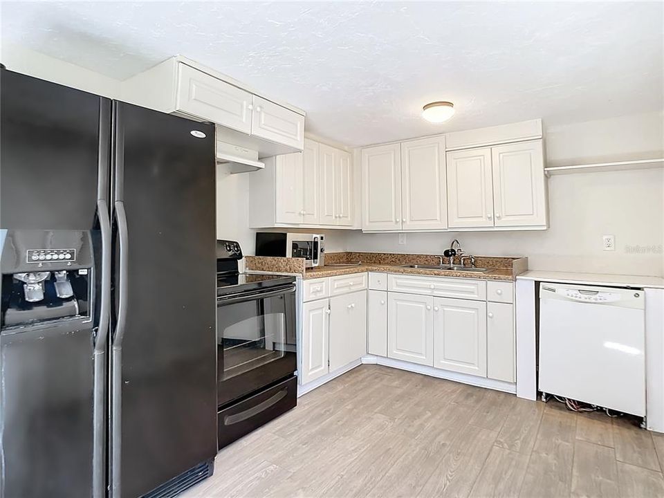 Active With Contract: $125,000 (2 beds, 1 baths, 864 Square Feet)