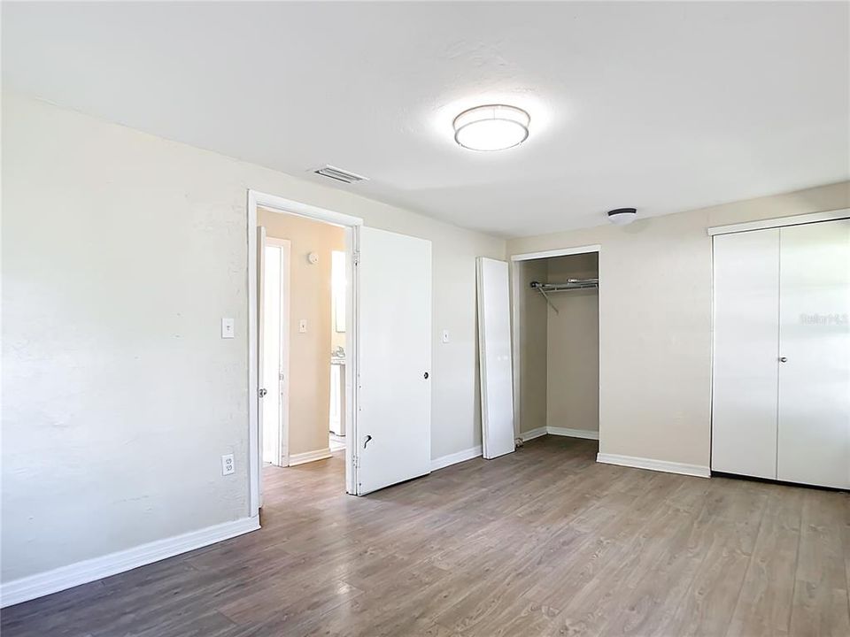 Active With Contract: $125,000 (2 beds, 1 baths, 864 Square Feet)