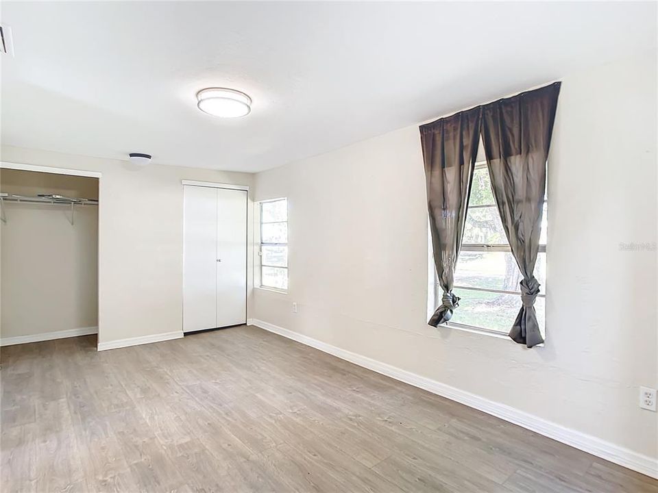 Active With Contract: $125,000 (2 beds, 1 baths, 864 Square Feet)