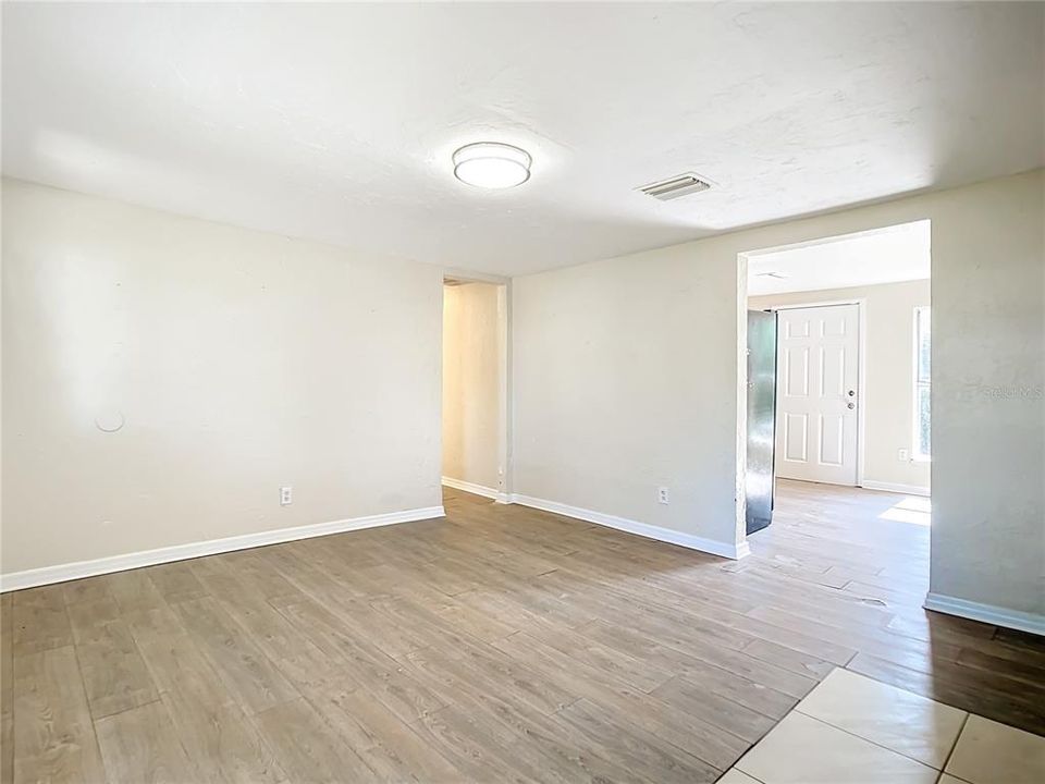 Active With Contract: $125,000 (2 beds, 1 baths, 864 Square Feet)