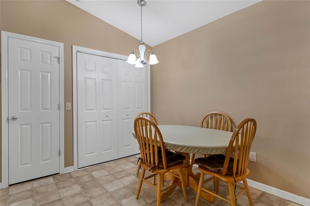 For Sale: $299,999 (2 beds, 2 baths, 1156 Square Feet)