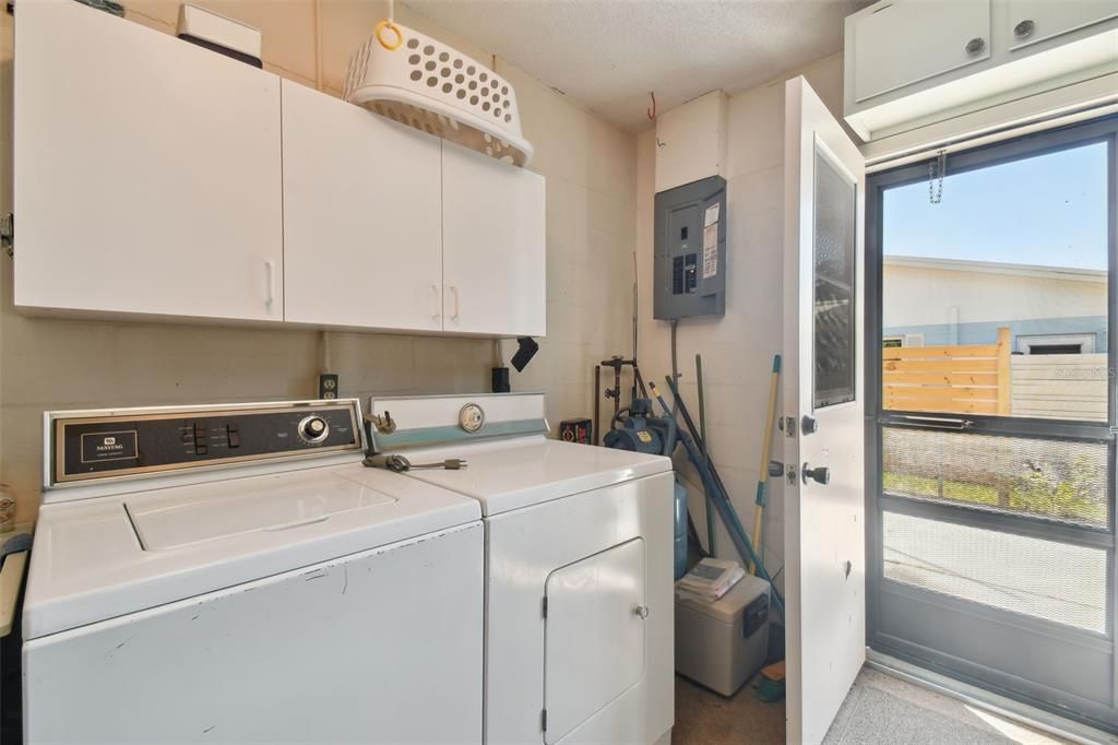 Active With Contract: $250,000 (2 beds, 1 baths, 832 Square Feet)