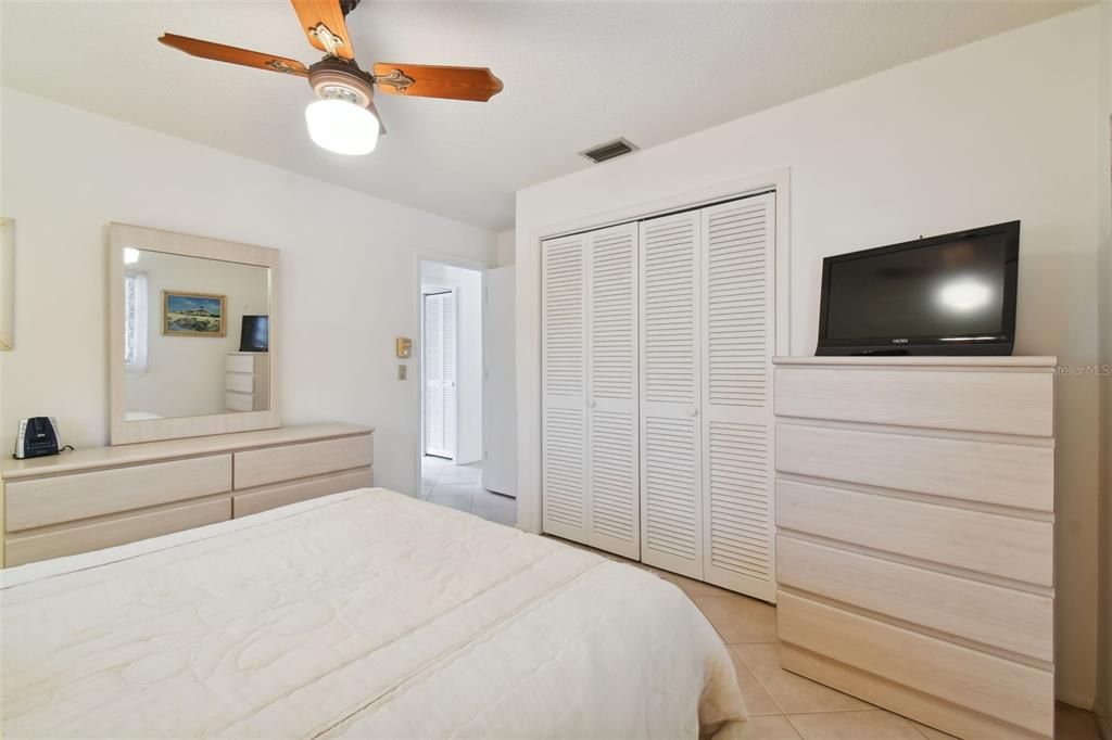 Active With Contract: $250,000 (2 beds, 1 baths, 832 Square Feet)