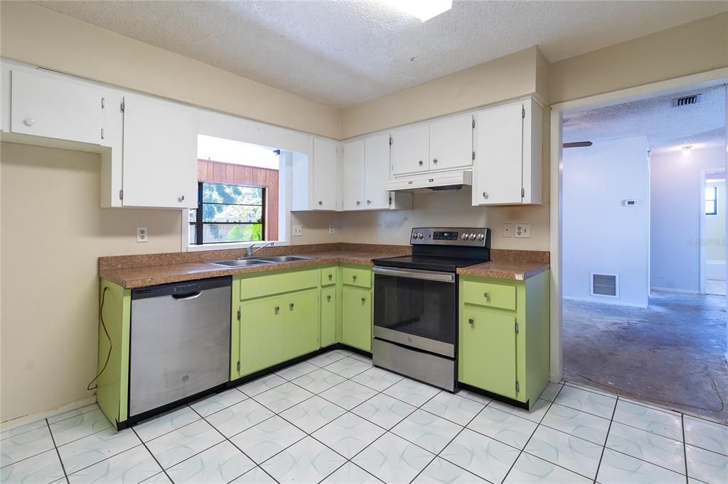 Active With Contract: $310,000 (2 beds, 2 baths, 1423 Square Feet)
