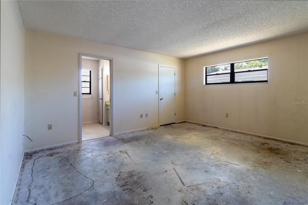 Active With Contract: $310,000 (2 beds, 2 baths, 1423 Square Feet)