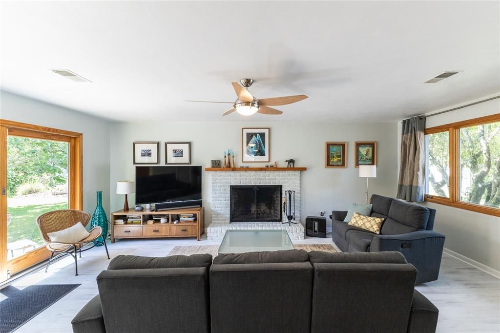 Active With Contract: $439,900 (3 beds, 2 baths, 1936 Square Feet)