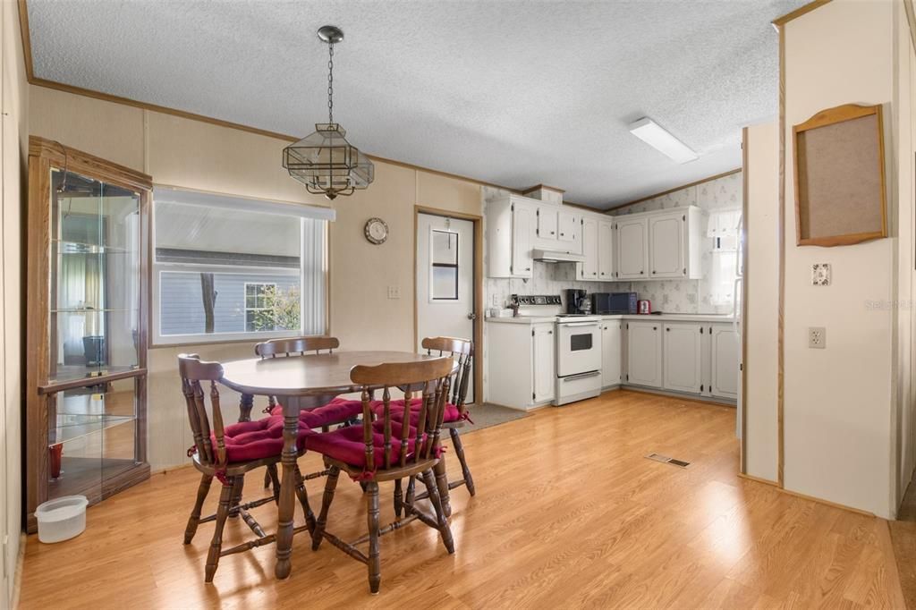 For Sale: $144,900 (2 beds, 2 baths, 864 Square Feet)