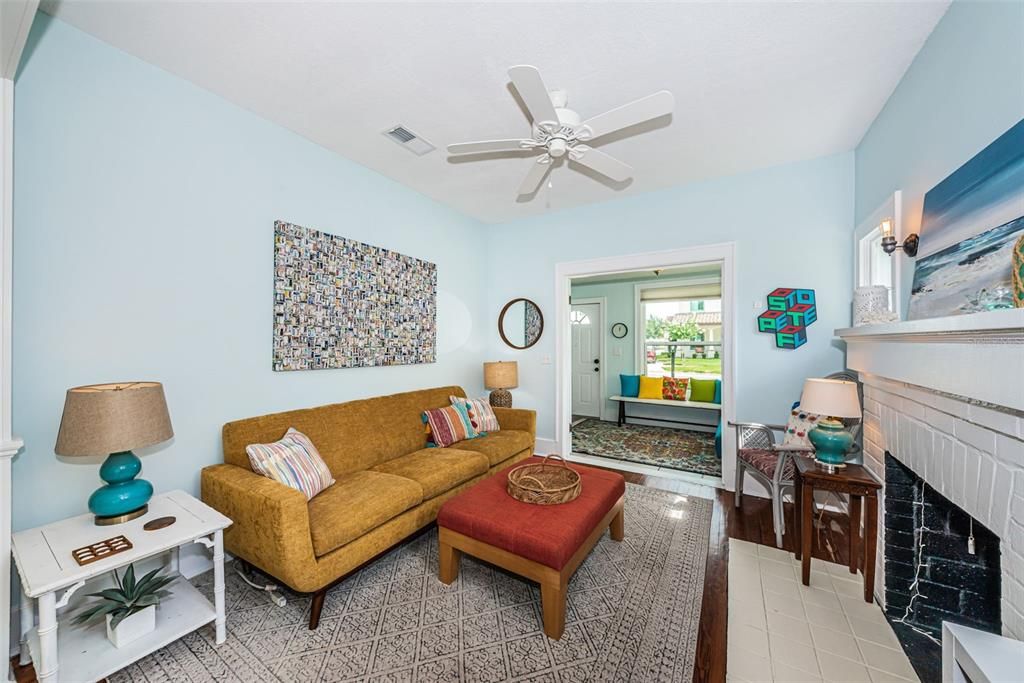 Active With Contract: $485,000 (2 beds, 1 baths, 952 Square Feet)