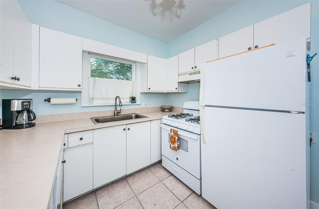 Active With Contract: $485,000 (2 beds, 1 baths, 952 Square Feet)