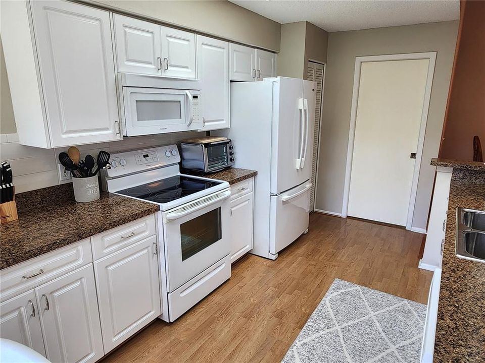 For Sale: $297,000 (2 beds, 2 baths, 1409 Square Feet)