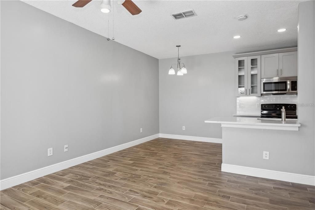Recently Rented: $1,395 (1 beds, 1 baths, 701 Square Feet)