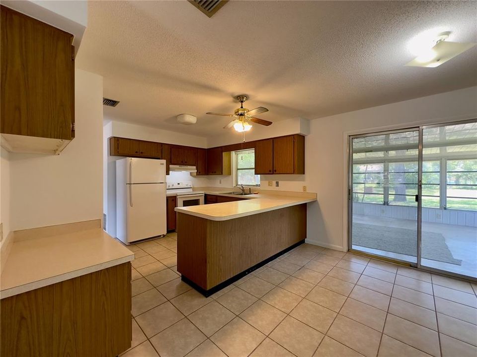 Active With Contract: $179,900 (2 beds, 1 baths, 945 Square Feet)