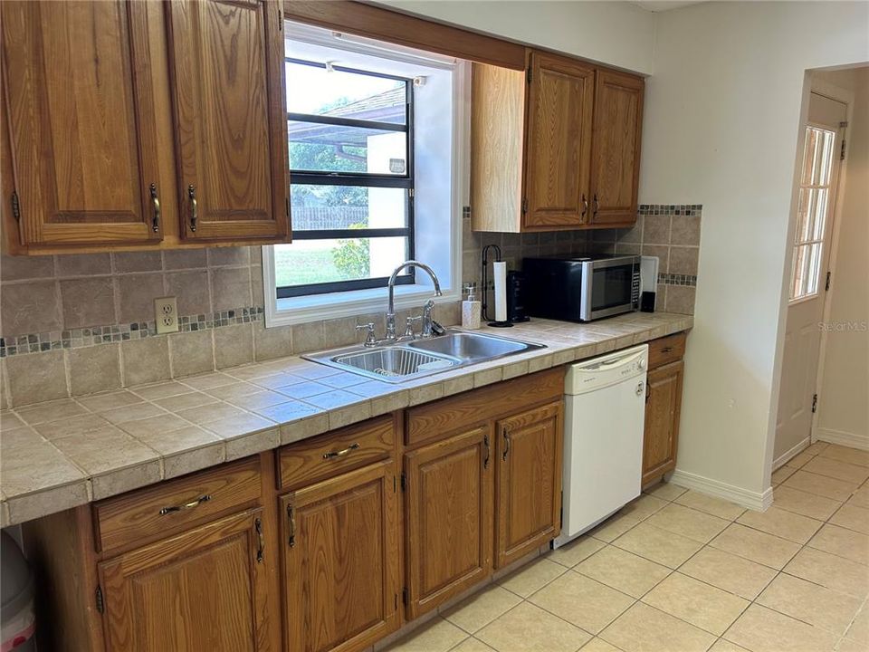 For Sale: $284,000 (3 beds, 3 baths, 1724 Square Feet)