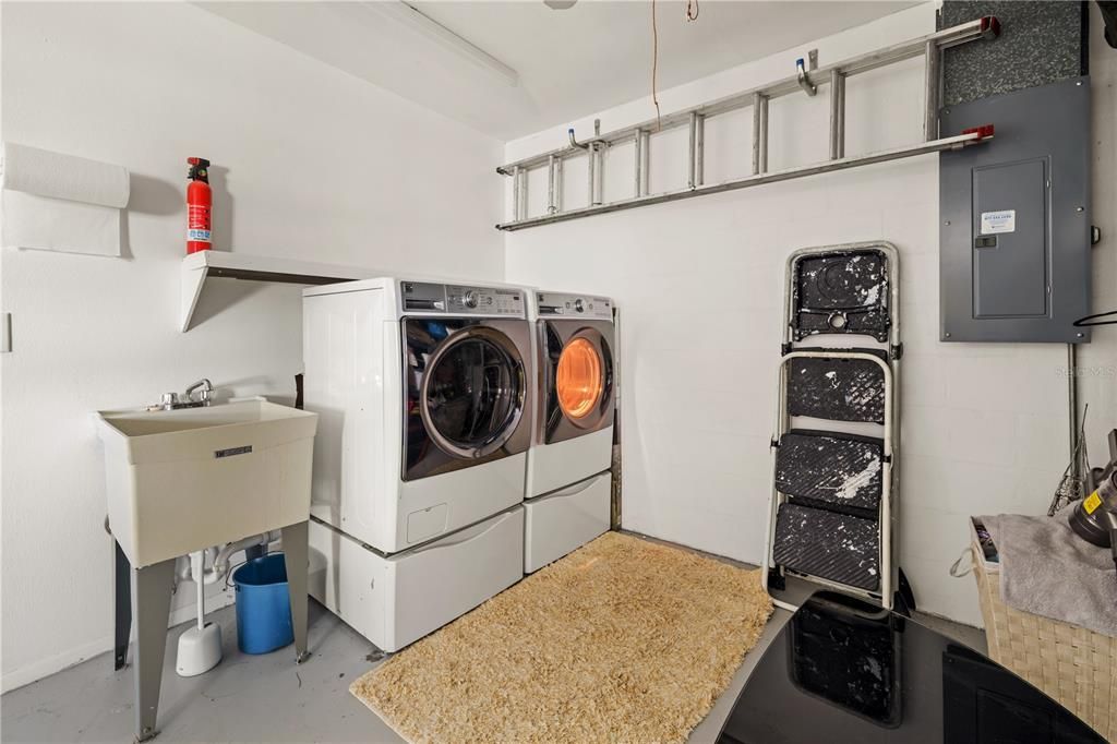 There is an inset area where the laundry is.  The laundry has a wash tub, and the appliances are Kenmore.