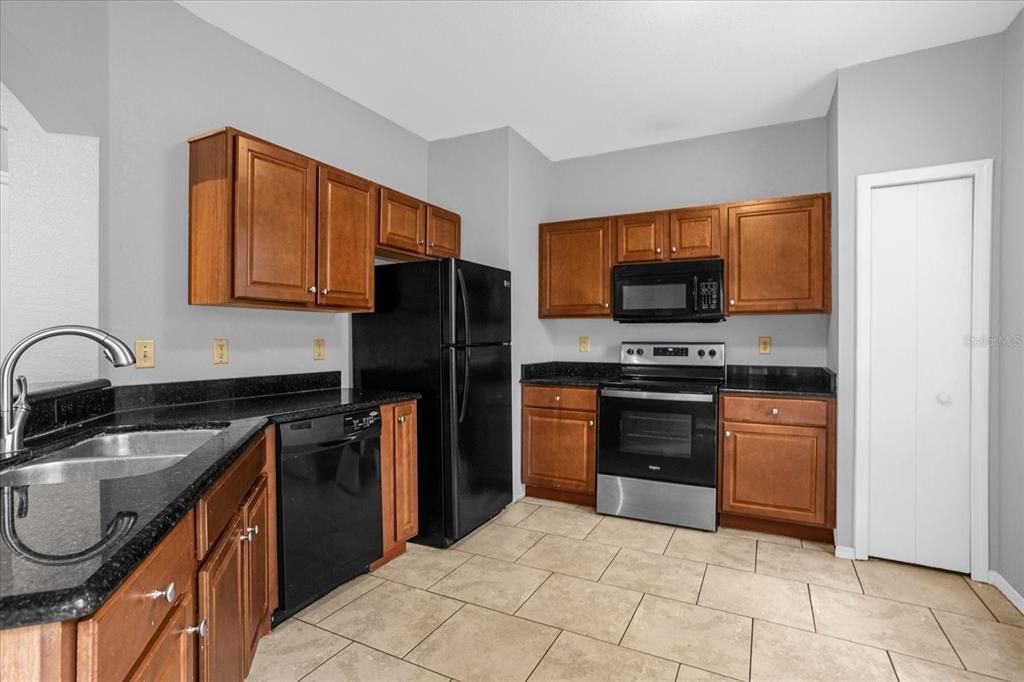 For Rent: $2,100 (3 beds, 2 baths, 1455 Square Feet)
