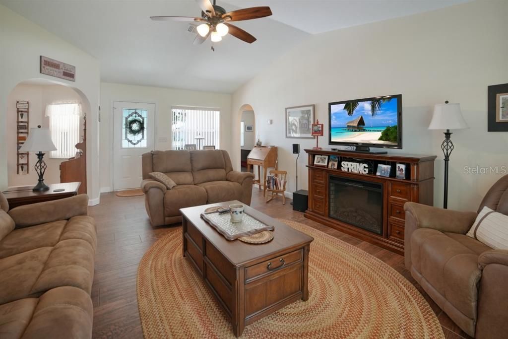 For Sale: $325,000 (3 beds, 2 baths, 1302 Square Feet)