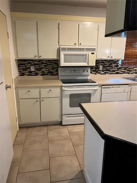 For Sale: $89,900 (1 beds, 1 baths, 876 Square Feet)