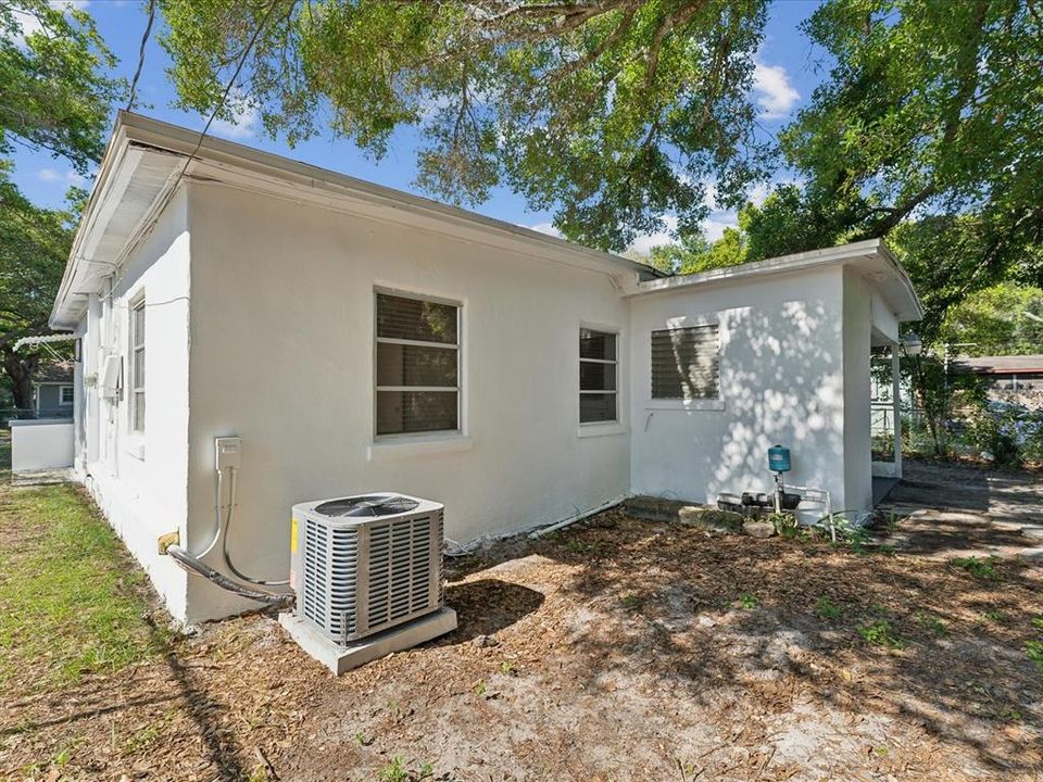 For Sale: $299,900 (2 beds, 1 baths, 883 Square Feet)