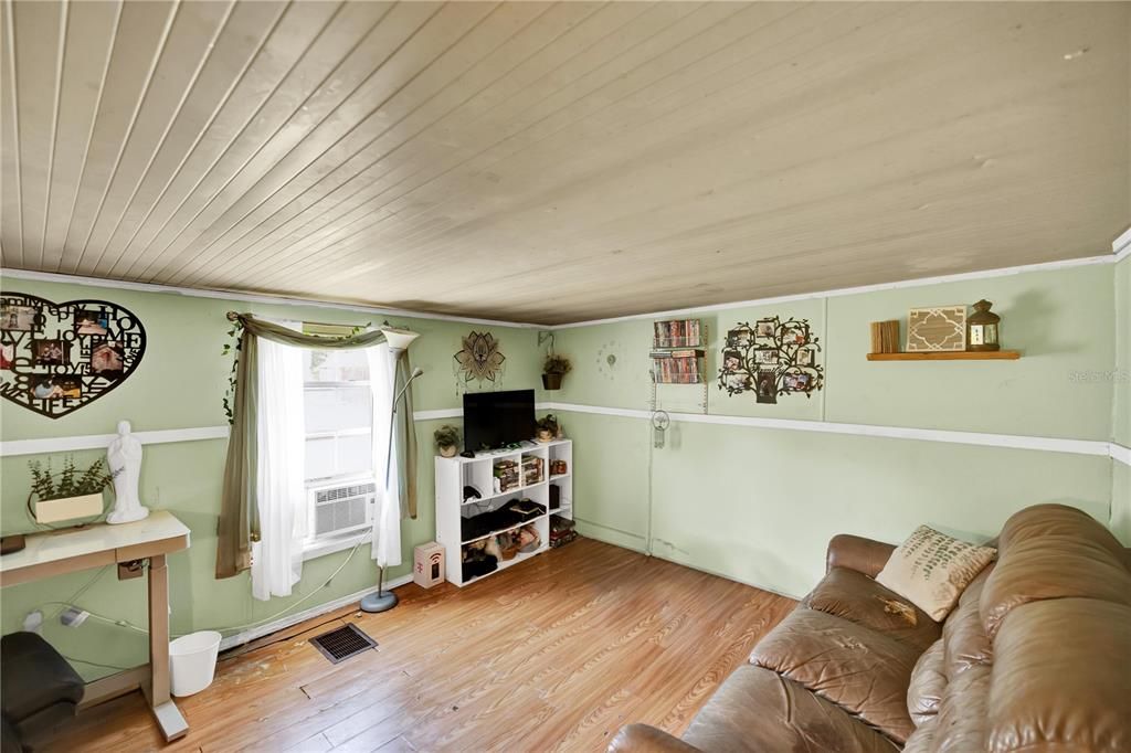 Active With Contract: $62,000 (2 beds, 1 baths, 804 Square Feet)