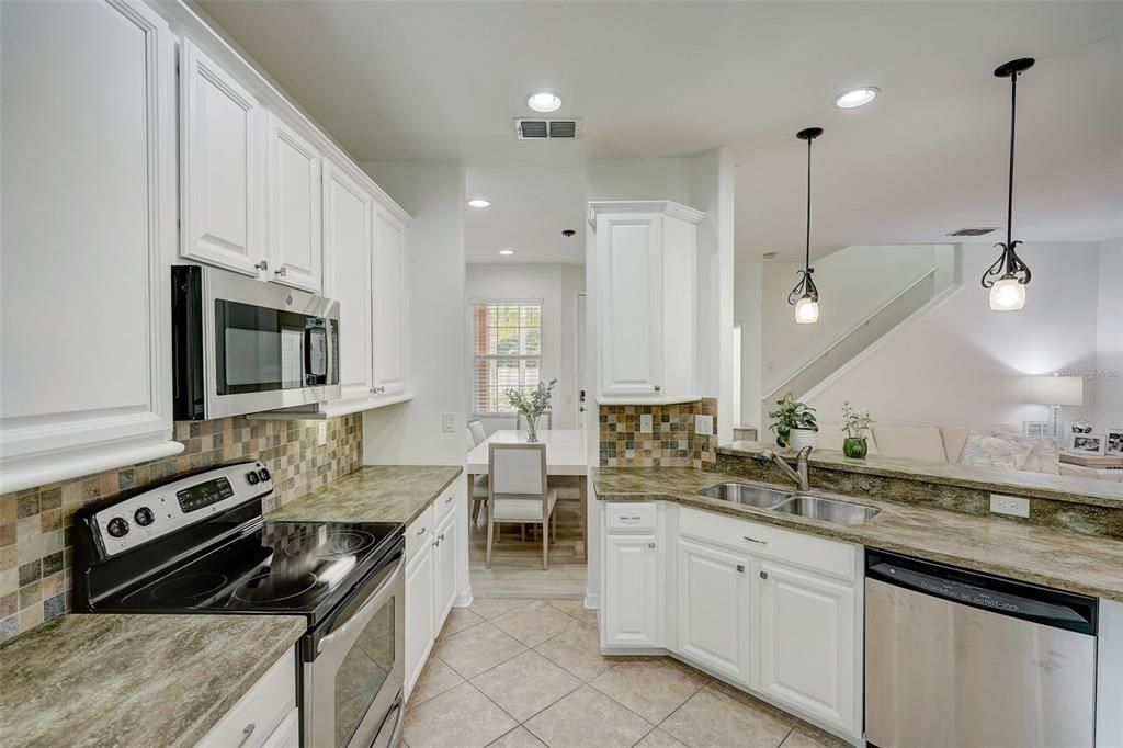 Active With Contract: $2,900 (3 beds, 2 baths, 1818 Square Feet)