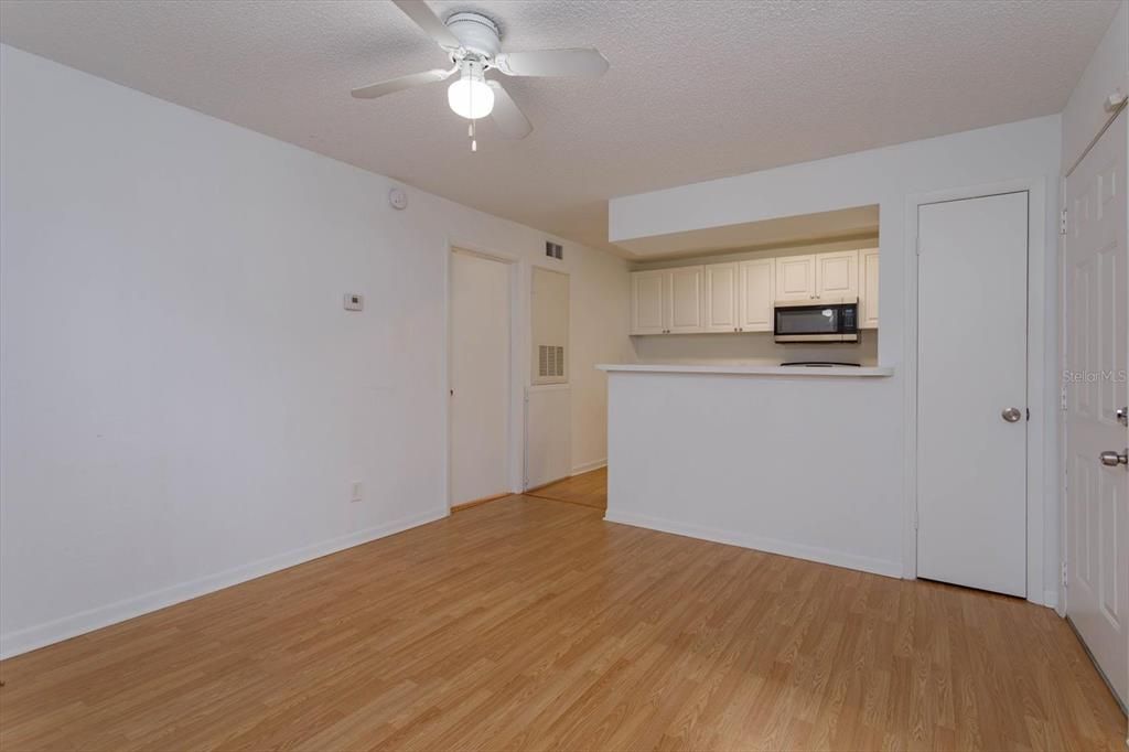 For Sale: $160,000 (1 beds, 1 baths, 580 Square Feet)