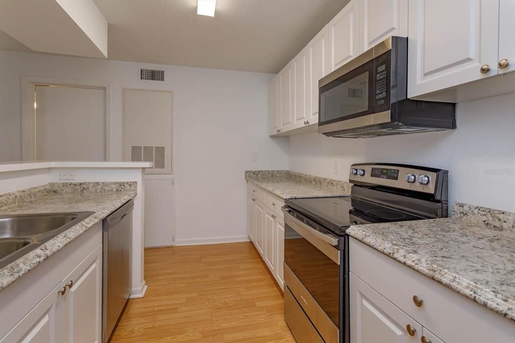 For Sale: $160,000 (1 beds, 1 baths, 580 Square Feet)